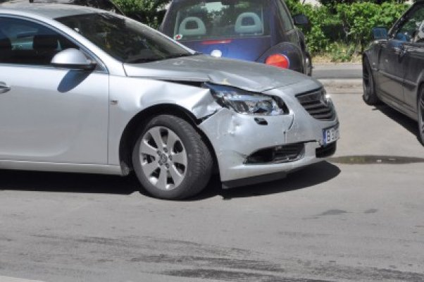 Accident la Spitalul Judeţean: un taximetrist, internat cu răni la cap